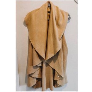 Sleeveless vest/cape